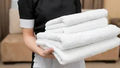 Warum sind Handtücher in Hotels immer schneeweiß? Eine Zimmermädchen in einem Luxushotel hat erklärt, wie das funktioniert.