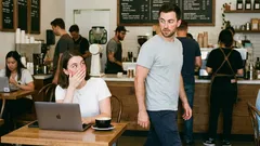 6 Anzeichen dafür, dass jemand verliebt ist, es aber verbirgt