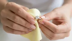 Ein Goldschmied zeigt, wie man Schmuck mit einem gängigen Haushaltsmittel reinigt.