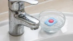 Geschirrspültabs im Badezimmer? Mit diesem Trick lassen sich Verschmutzungen ohne Bürste entfernen.